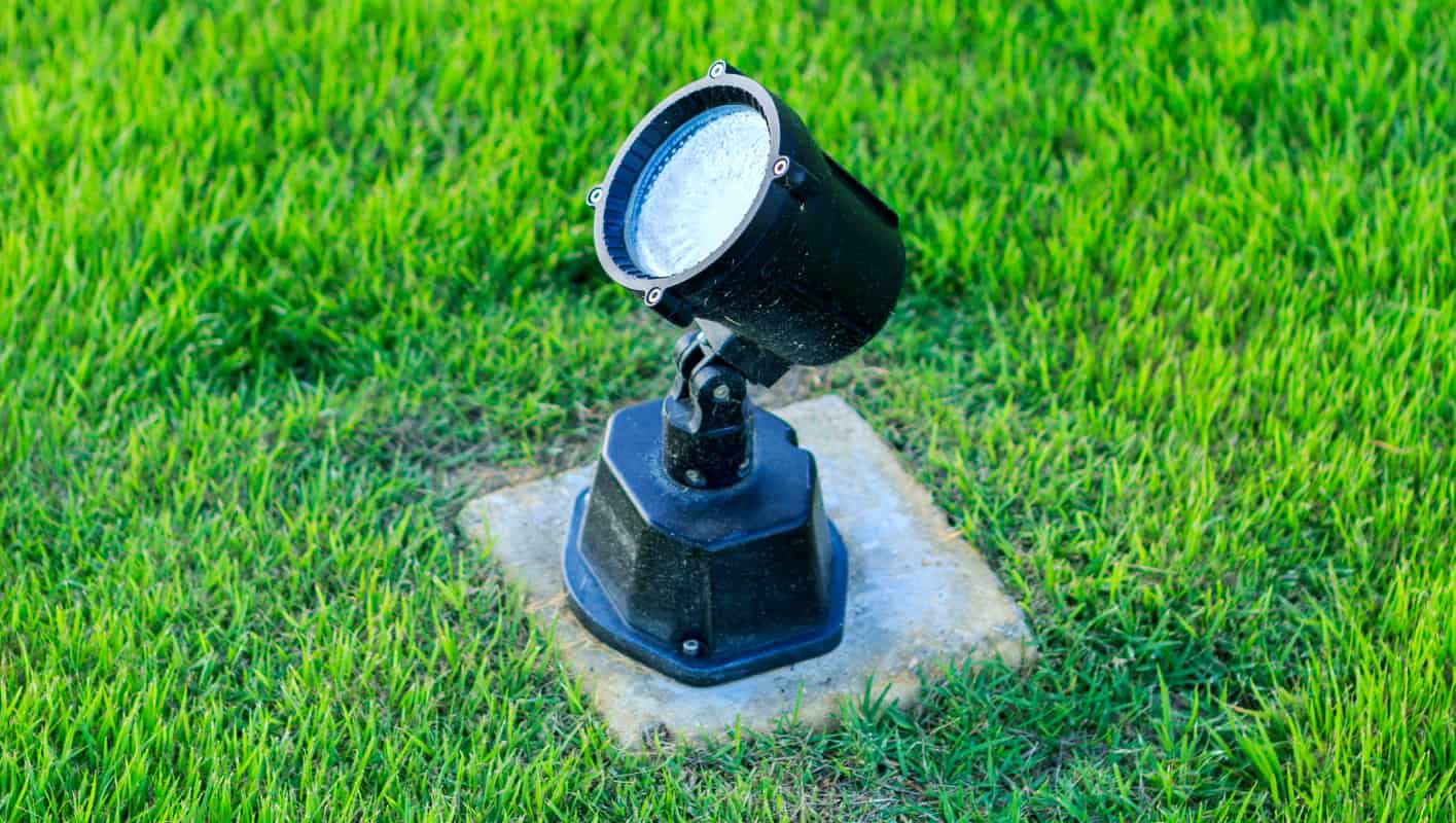 LED Gartenstrahler auf Rasen montiert