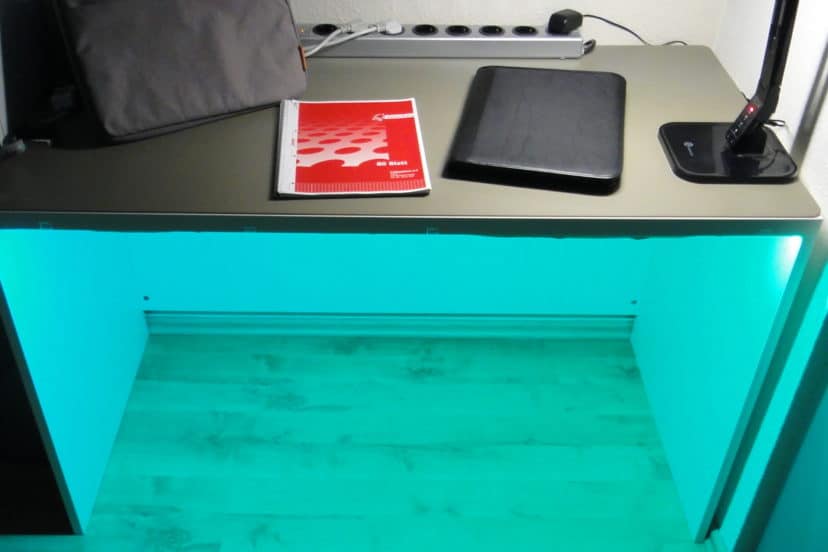 LED Leiste unter Schreibtisch montieren